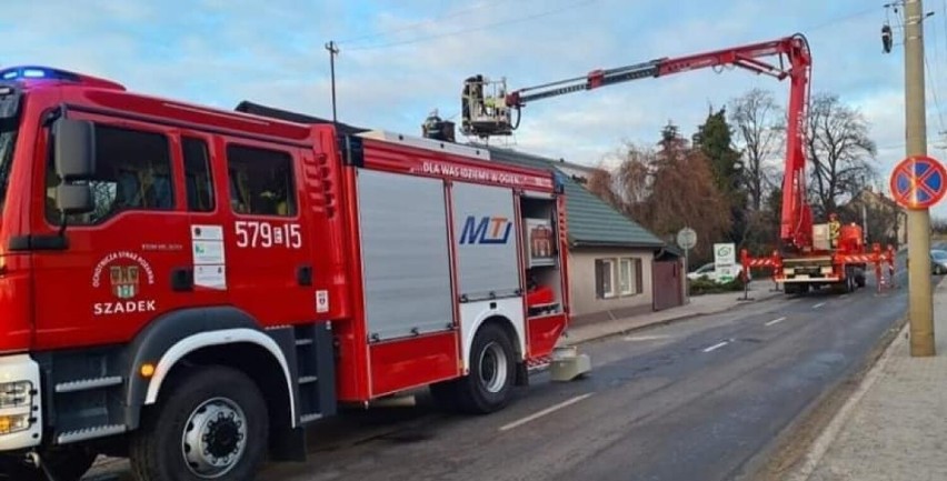 Pożar domu w Szadku. Zapaliło się w kominie ZDJĘCIA