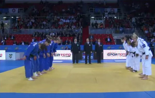 Finał turnieju drużynowego kobiet pomiędzy drużyną Niemiec i Francji . Po prawej ( w białych judogach ) zwycięska drużyna Francji .