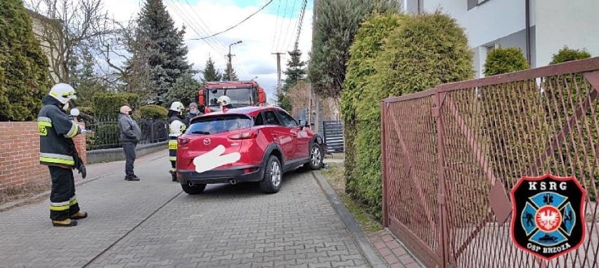 Na ul. Grochowskiego w Brzozie auto uderzyło w słup...