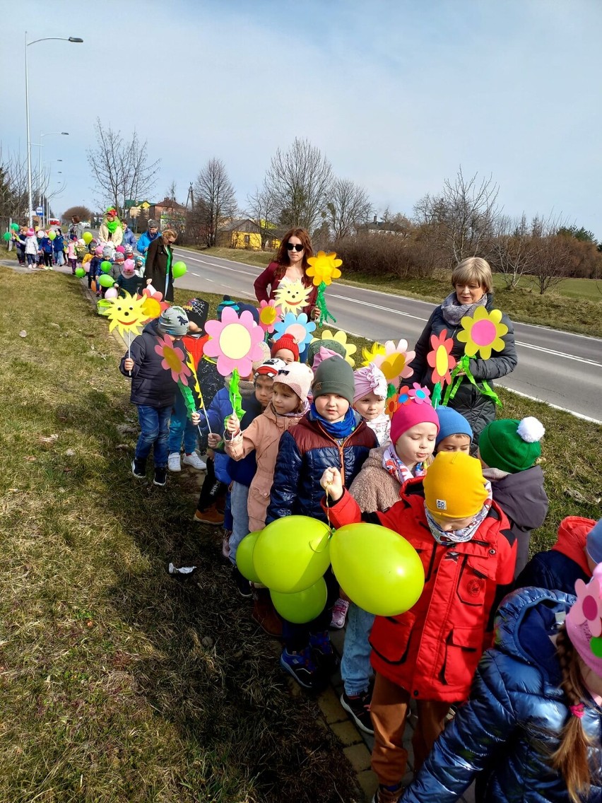 Przedszkolaki z Wierzbicy przywitały wiosnę i obchodziły też Dzień Kolorowej Skarpetki. Zobacz zdjęcia