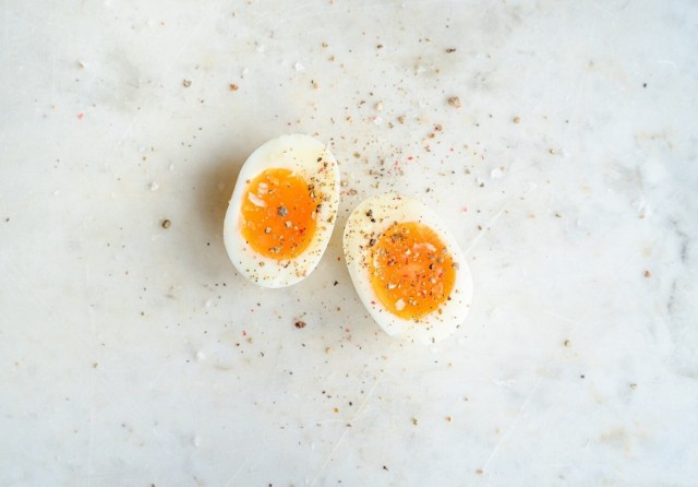 Chcesz na twardo, a wychodzi na miękko i odwrotnie? W gotowaniu jajek ważny jest nie tylko sam czas. Sprawdź, jak ugotować idealne jajko.

Aby przejść do poradnikowej galerii, przesuń zdjęcie gestem lub naciśnij strzałkę w prawo.