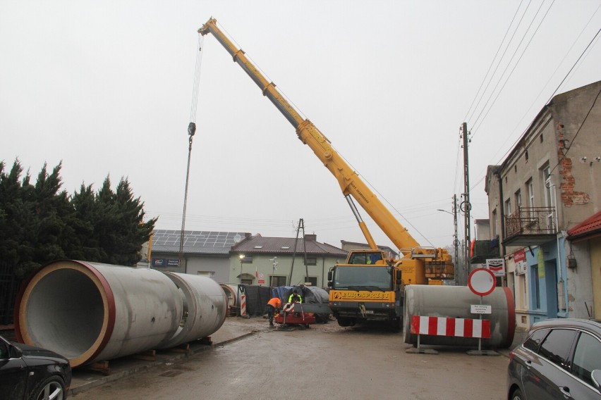 Rozpoczął się ostatni etap budowy kanału deszczowego w ul. Lasockich i Nadrzecznej w Brzezinach