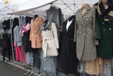 Płaszcze, kurtki, swetry i mnóstwo innych ciepłych ubrań i modnych dodatków na targowisku przy ul. Dworaka w Rzeszowie [ZDJĘCIA]