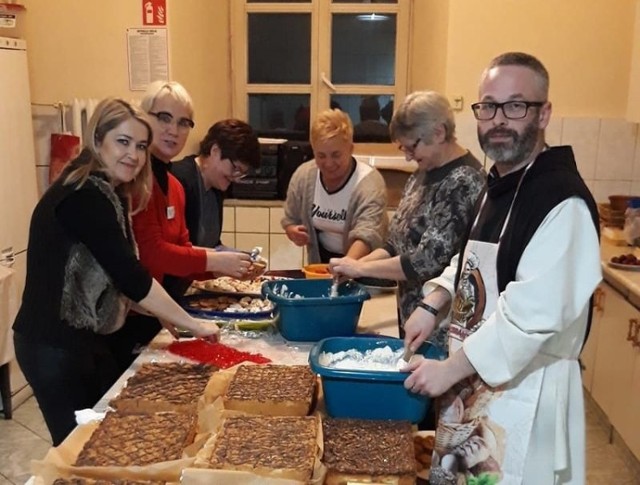 Już w niedzielę, 13 września kiermasz słodkości w Archiopactwie cystersów w Jędrzejowie. To zdjęcie pochodzi z przygotowań do poprzedniej kwesty na kaplicę adoracji w lutym tego roku.