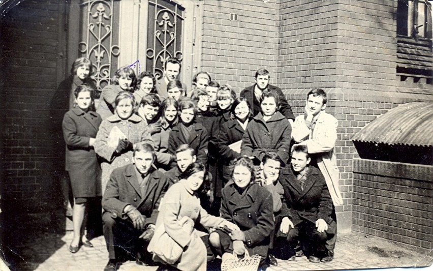 Zdjęcia z lat 50. i 60. z kronik II LO im. Jana Pawła II w Dzierżoniowie