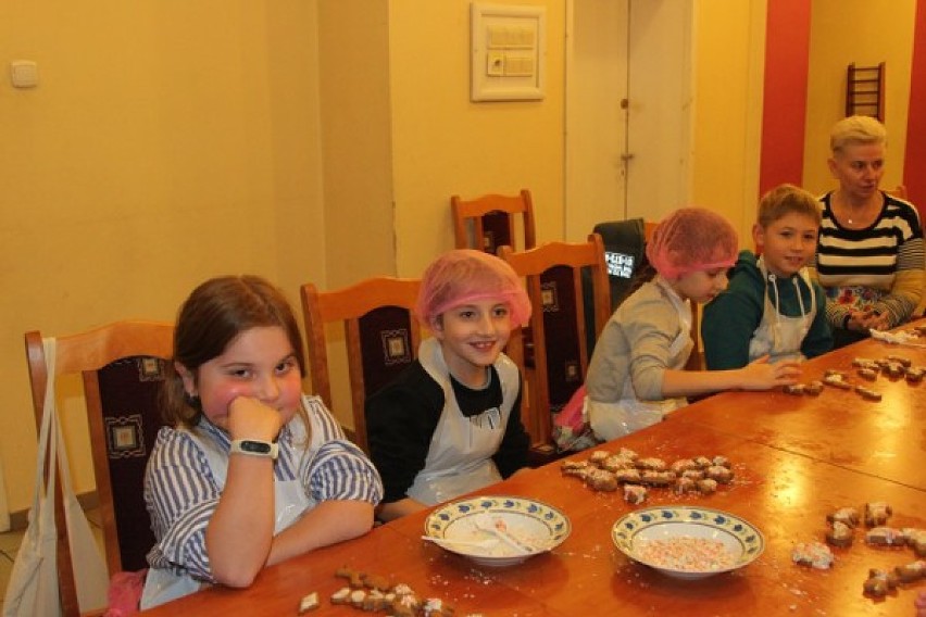 Podczas warsztatów kulinarnych dzieci z Wolsztyna piekły pierniki