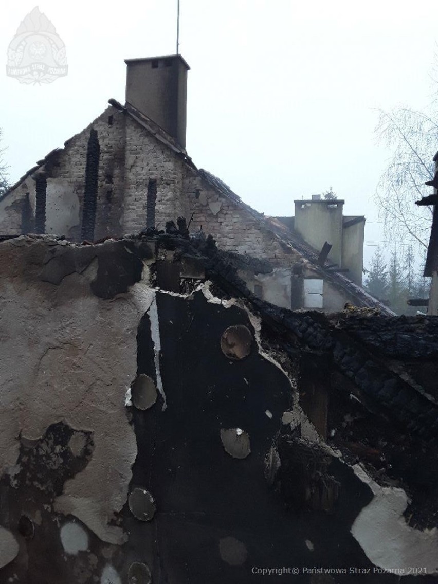 Pożar domu w Moszczenicy w nocy 2 stycznia 2021