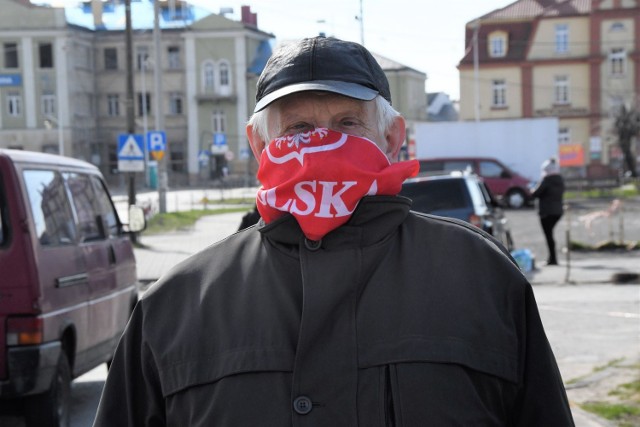 Od czwartku 16 kwietnia zaczęło obowiązywać rozporządzenie ministra zdrowia, zgodnie z którym w miejscach publicznych można przebywać tylko z zasłoniętymi ustami i nosem.

Sprawdziliśmy jak zareagowali na zarządzenie mieszkańcy Skarżyska-Kamiennej. Aż trudno uwierzyć , ale w czwartek od rana praktycznie wszyscy których spotkaliśmy na ulicach mieli maseczki. Pomysłów na zakrywanie twarzy zauważyliśmy wiele.

Na kolejnych slajdach zobaczcie Skarżysko nowej erze koronawirusa - w maseczkach  >>>>