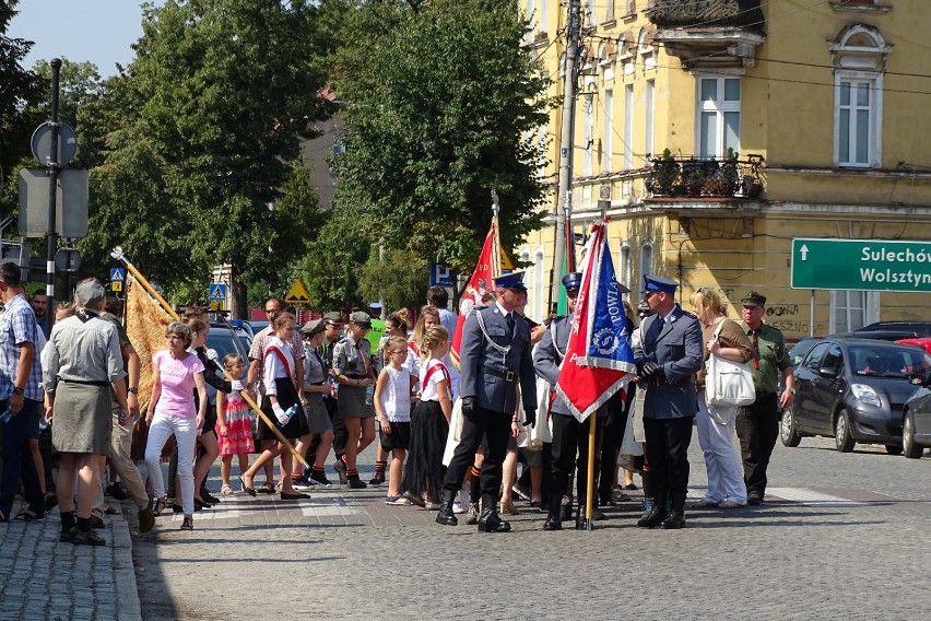 Przemarsz ulicami i uroczystości pod pomnikiem