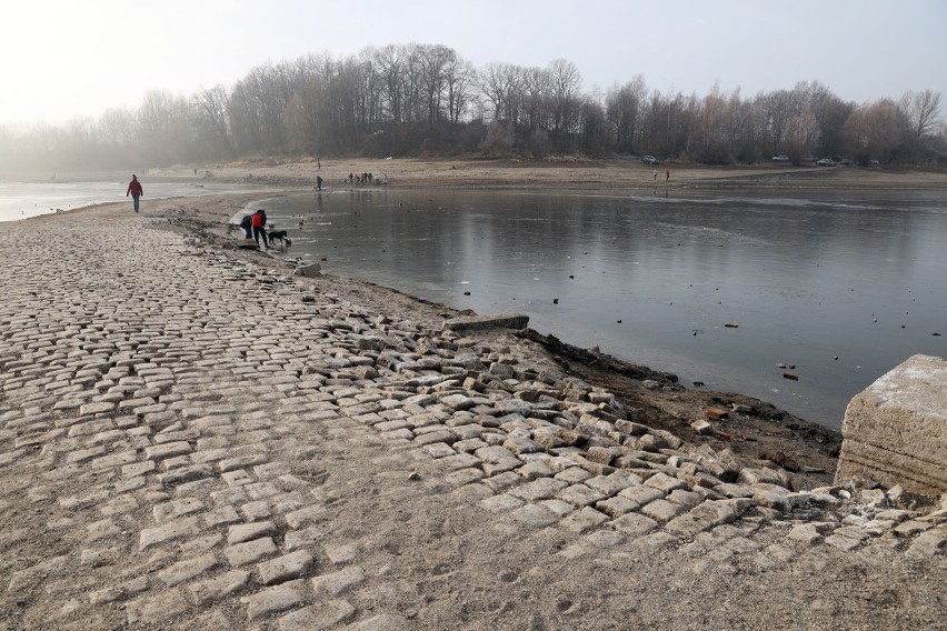 Ruiny zalanej miejscowości Żarek pod Legnicą, rok temu atrakcją turystyczną