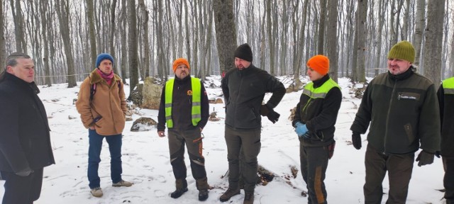 Odprawa i wizja lokalna na Bukowej Górze, w której brali udział m.in. Arkadiusz Rybak, dyrektor Muzeum Miejskiego Sztygarka, Paweł Hulbój, inżynier nadzoru Nadleśnictwa Siewierz kierujący pracami oraz przedstawiciele Zakładu Usług Leśnych, który bezpośrednio będą realizować zabiegi pielęgnacyjne

Zobacz kolejne zdjęcia/plansze. Przesuwaj zdjęcia w prawo naciśnij strzałkę lub przycisk NASTĘPNE