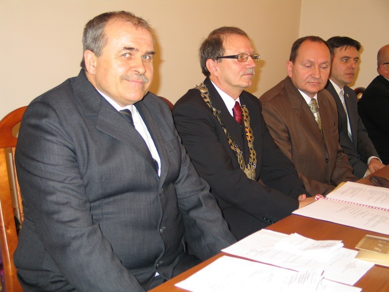 Pierwszy z lewej nowy wiceprzewodniczący rady Krzysztof...