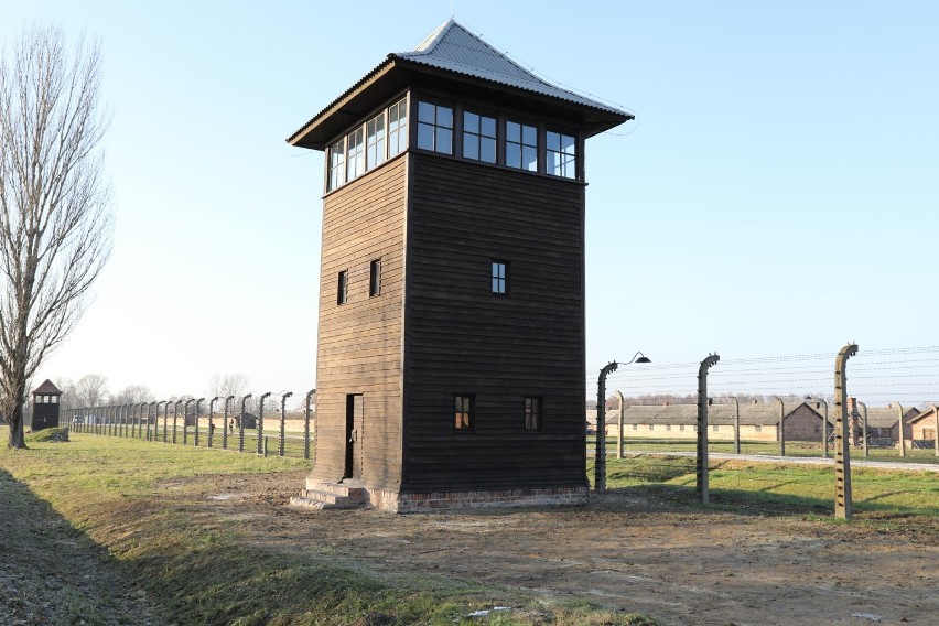 Historyczna wieża przy byłym obozie Auschwitz II - Birkenau...