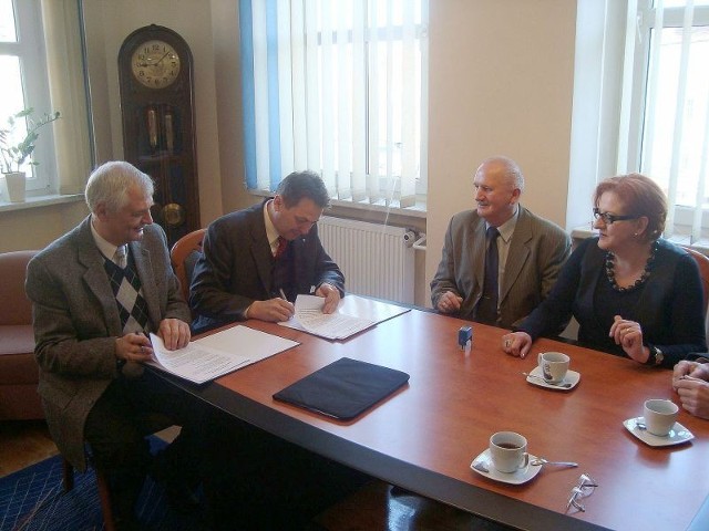 Umowę podpisali wójt gminy Zbigniew Hercuń i burmistrz Lubania Arkadiusz Słowiński