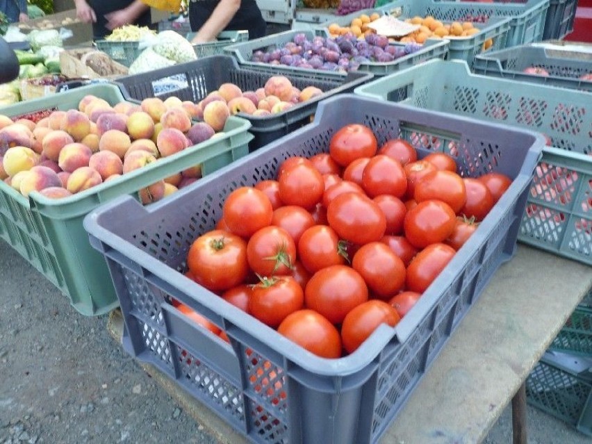 Pomidorki w lipcu 2015 kosztuja na bazarze od 2 zł do 8 zł...