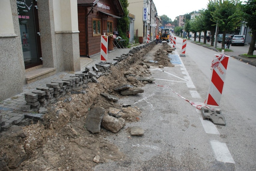 Trwa remont nawierzchni jezdni oraz częściowo chodników na...