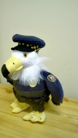 Do Straży Miejskiej w Grudziądzu dołącza nowy "funkcjonariusz" - to maskotka orzeł. Jest konkurs na imię dla pluszaka 