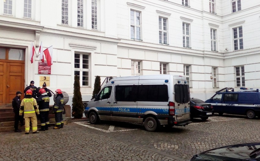 Alarm bombowy w Urzędzie Wojewódzkim w Bydgoszczy. Na miejscu są wszystkie służby 
