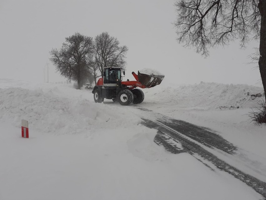 Droga wojewódzka 242 pod Gołańczą była całkowicie zasypana śniegiem 