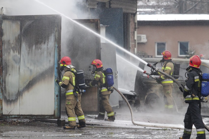 Świętochłowice: Pożar na terenie bazy transportowej w Lipinach. Kłęby dymu widoczne z daleka. Akcja gaśnicza trwa