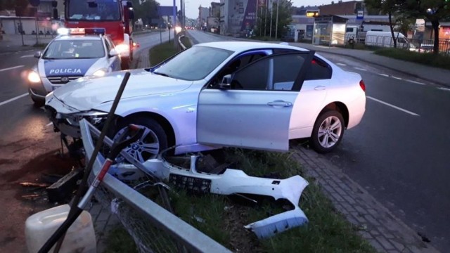 Mandatem i punktami zakończyła się interwencja policjantów na miejscu kolizji. 43-letni kierowca samochodu marki BMW "nie zmieścił się" na drodze.