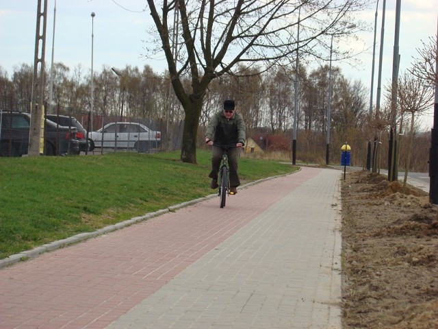 Część chodnika będąca ścieżką rowerową wzdłuż ul. Staffa różni się co prawda kolorem kostki brukowej, ale mało kto zwraca na to uwagę.