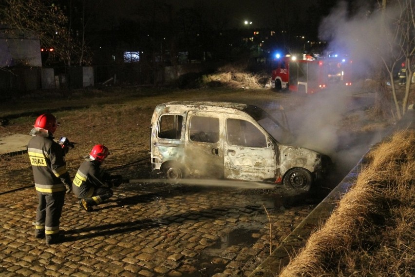 Renault doszczętnie spłonął w okolicach Strzegomskiej [ZDJĘCIA]