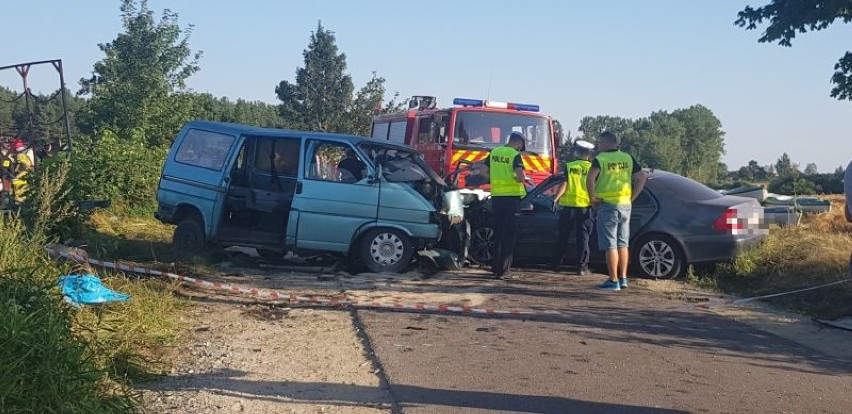 Policjanci zatrzymali prawo jazdy sprawcy wypadku z busem przewożącym kajakarzy w gminie Czersk 