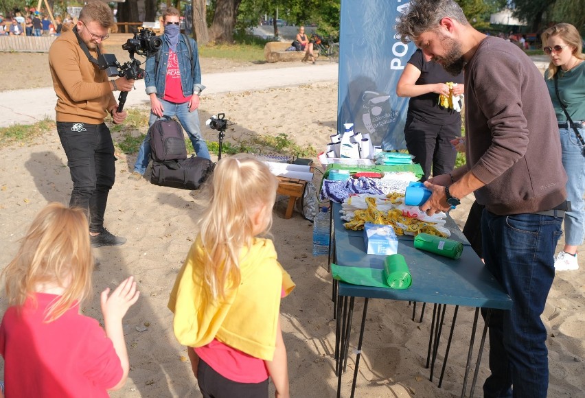 Światowy Dzień Sprzątania 2020. Warszawiacy przyłączyli się do okazji i wspólnie sprzątali plaże