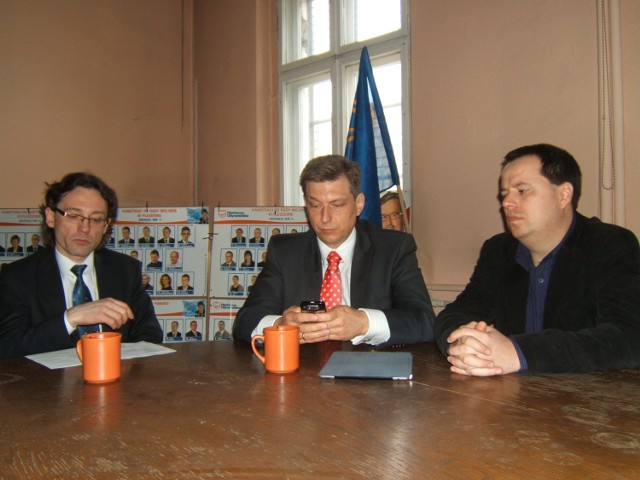 Od lewej:radny Sejmiku Wojewódzkiego Rafał Żelanowski, poseł  Mariusz Witczak,  oraz przewodniczący pleszewskich struktur PO Błażej Kaczmarek