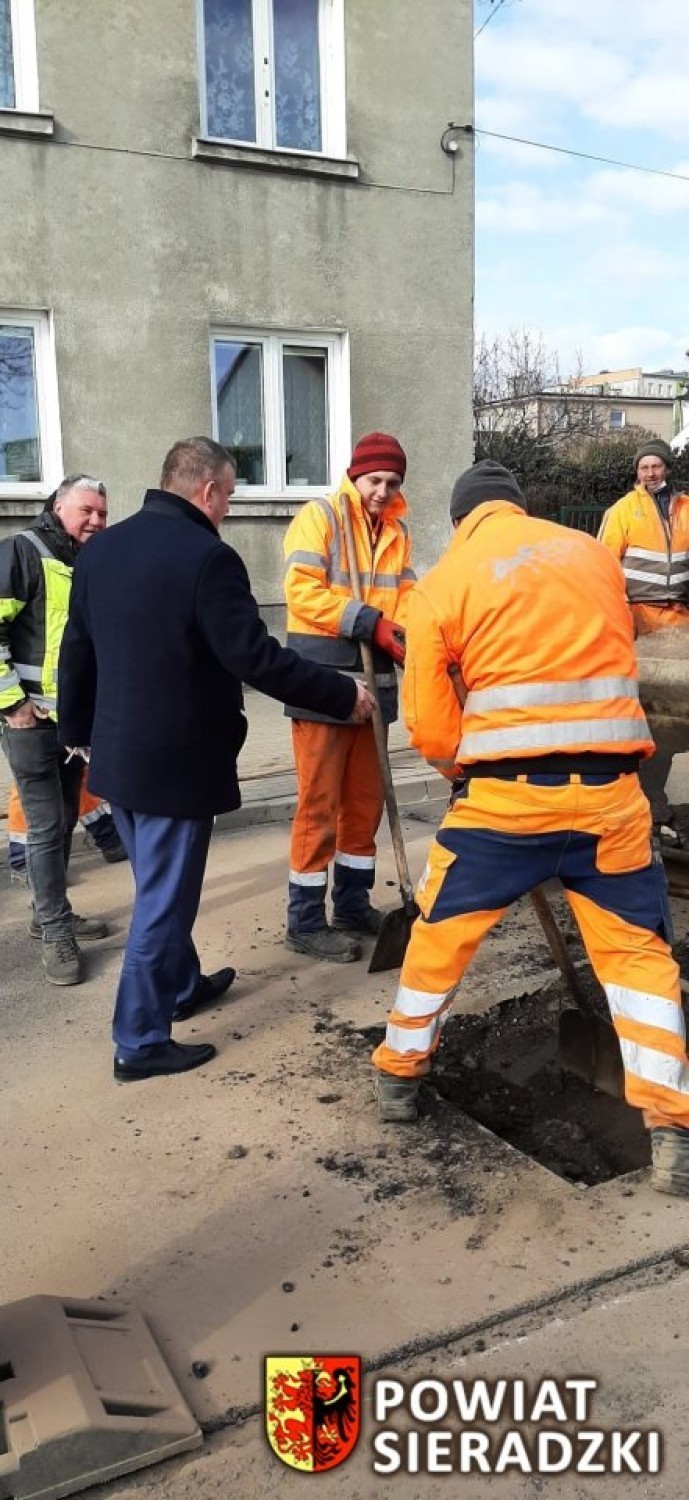 Przebudowa powiatowych dróg w Sieradzu. Targowa gotowa, na Krakowskim Przedmieściu prace trwają. Kiedy koniec? (zdjęcia)