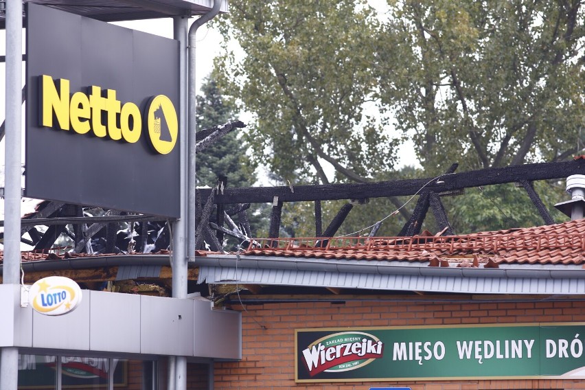 Warszawa. Pożar w Wawrze. Spłonął duży supermarket. Strażacy walczyli z ogniem przez kilka godzin [WIDEO I ZDJĘCIA]