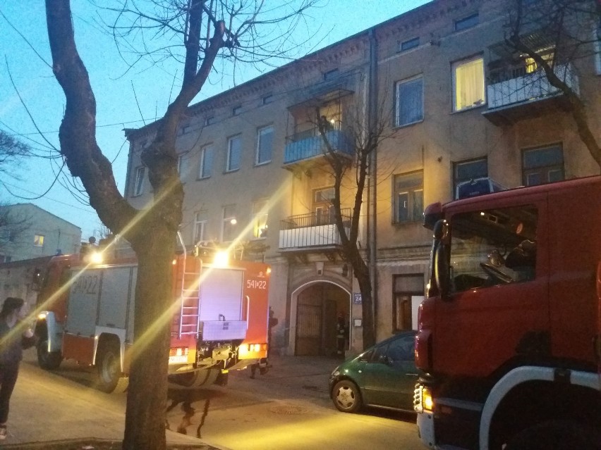 Pożar na ulicy Krzyżowej w Tomaszowie. Czujka  ostrzegła przed pożarem [ZDJĘCIA]