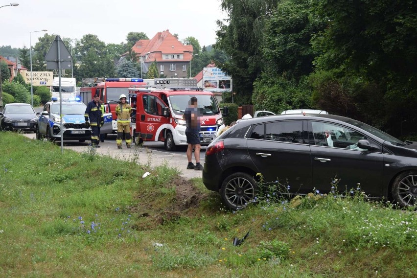 Wypadek w Skokach! Dwa samochody zderzyły się czołowo. Trasa wojewódzka 196 była zablokowana. Jakie są ustalenia policji? 