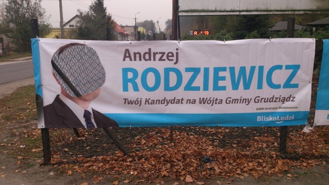 -&nbsp;Spodziewałem się, że część materiałów reklamowych będzie niszczona - mówi Andrzej Rodziewicz, któremu wycięto twarz