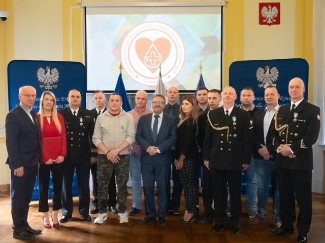 W sali obrad Rady Powiatu Lęborskiego 11 krwiodawców z powiatu lęborskiego otrzymało przyznane przez ministra zdrowia odznaczenia i tytuły „Honorowy Dawca Krwi - Zasłużony dla Zdrowia Narodu”