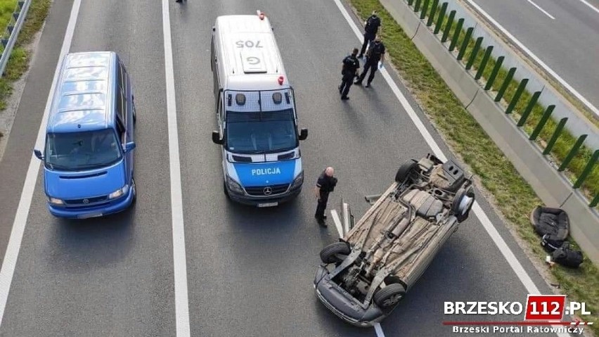 Brzesko. Dachowanie na autostradzie w rejonie węzła Brzesko [ZDJĘCIA]