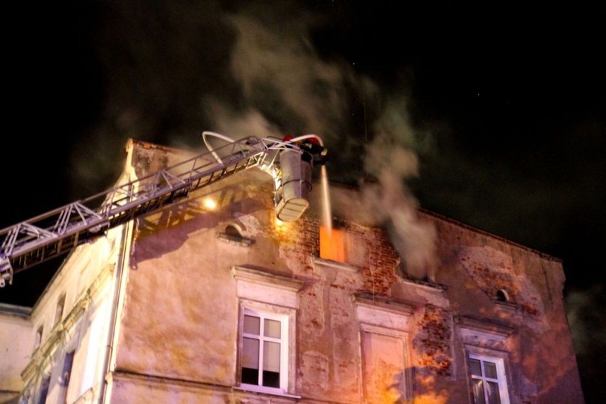 Pożar przy Okulickiego. Nie żyje mężczyzna, 5 mieszkań zniszczonych (ZDJĘCIA)