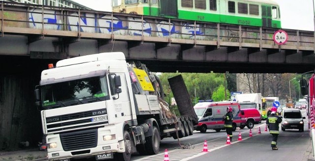 Przez ciężarówkę, która utknęła pod wiaduktem, miasto sparaliżowało