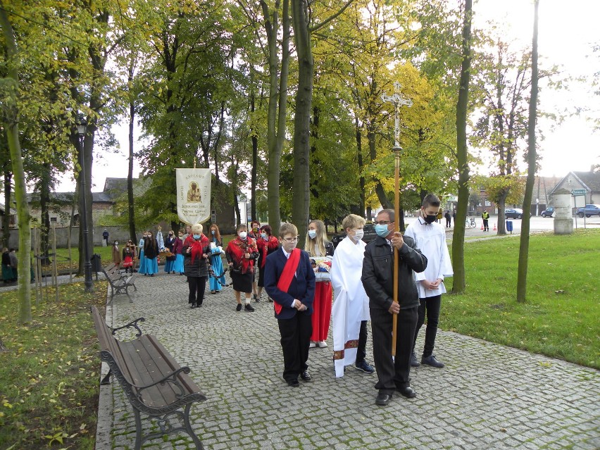 Wprowadzenie relikwi św. Jana Pawła II do kościoła w Stawie. ZDJĘCIA 