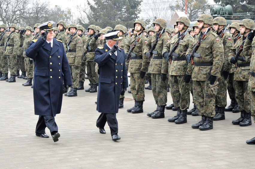 Przysięga wojskowa i defilada pododdziałów przed ORP "Błyskawica" [ZDJĘCIA]