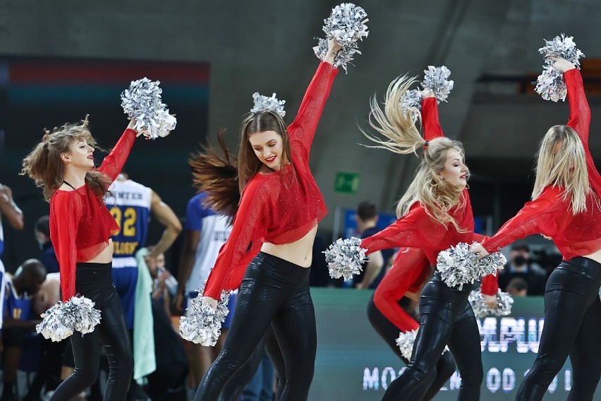 Cheerleaderki na meczu koszykówki we Wrocławiu