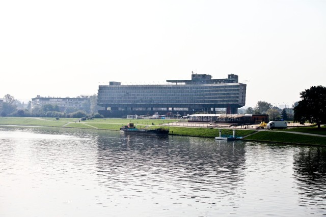 Hotel Forum stoi na Bulwarach nad samą Wisłą. Właściciel chce go zburzyć i postawić tu osiedle