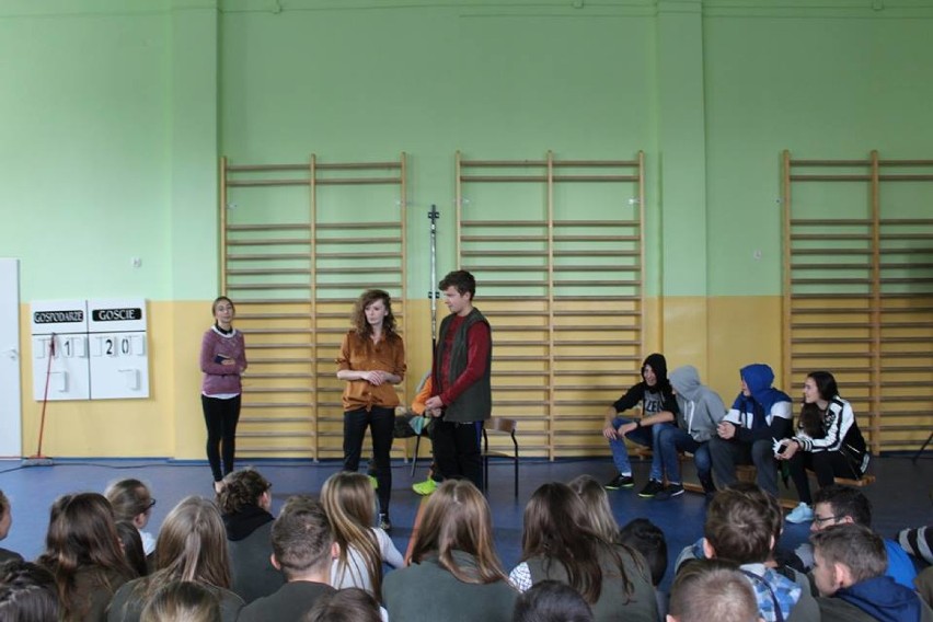"Teatralnie ZaWIEŚeni" w Zespole Szkół w Starym Polu. Młodzież zagrała dla koleżanek i kolegów