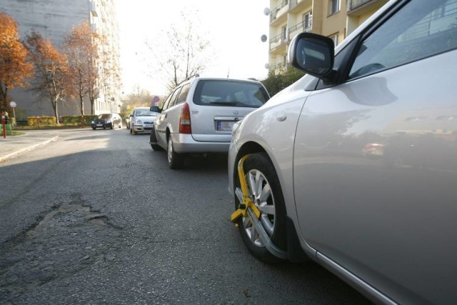 Blokady na samochodach. Straż miejska dokupuje sprzęt, bo zaczyna brakować