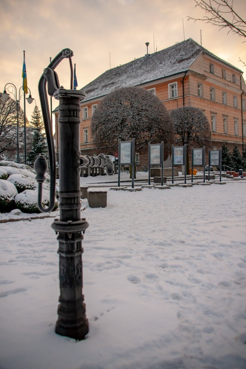 Mroźny, ale urokliwy poranek w Pleszewie w obiektywie Szymona Furmankiewicza. Zobacz, jak wyglądał Pleszew zimą!