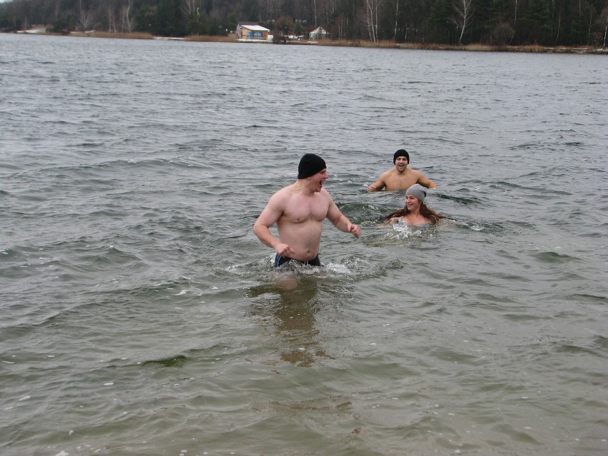 Kąpielą w lodowatej wodzie Zalewu Nakło-Chechło śląskie morsy pożegnały 2011 rok [ZDJĘCIA]