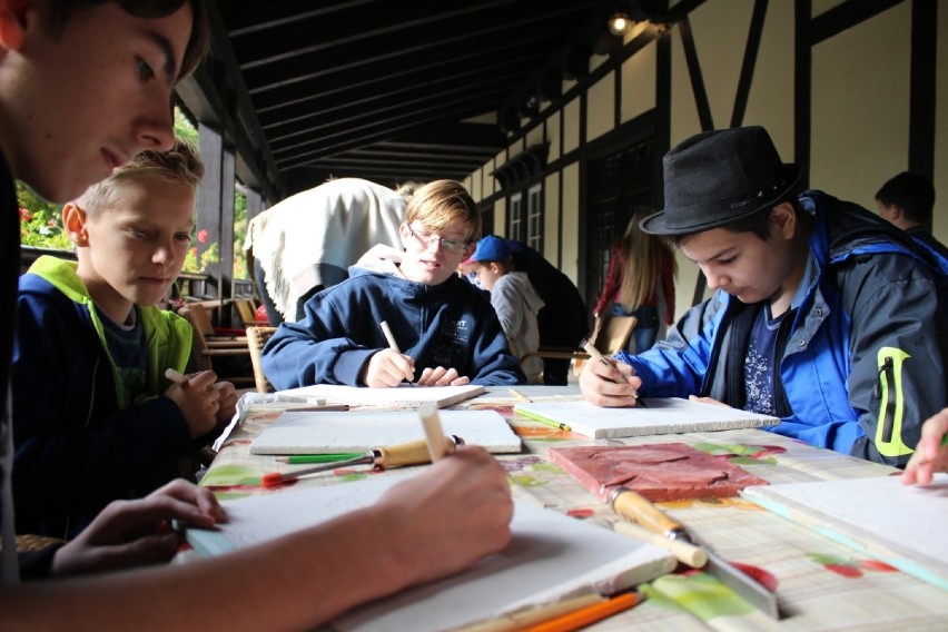 Wystawa w Jastrzębiu: dzieci malowały w technice reliefu