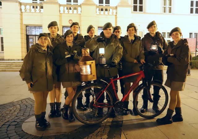 Sztafeta rowerowa z "Ogniem Niepodległości" dotarła w piątek do Radomia.