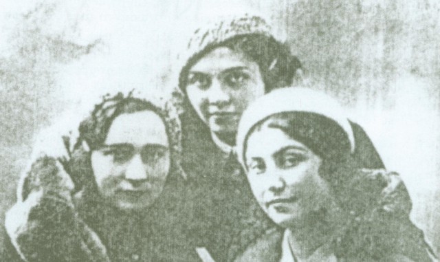 Hanka Freiss (po lewej) przeżyła wojnę. Jej przyjaciółki - Pepka Breitowicz (po prawej) i Maria Haber (w środku) nie miały tyle szczęścia. Ich losy nie są jednak znane
